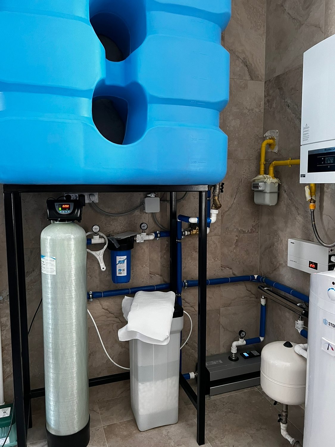 Частный дом, п. Белые Росы. Монтаж системы водоподготовки